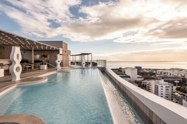 Piscine extérieure, chaises longues