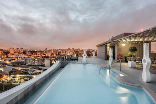Piscina a l'aire lliure i gandules