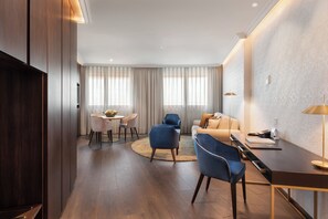 Hypo-allergenic bedding, minibar, desk, laptop workspace