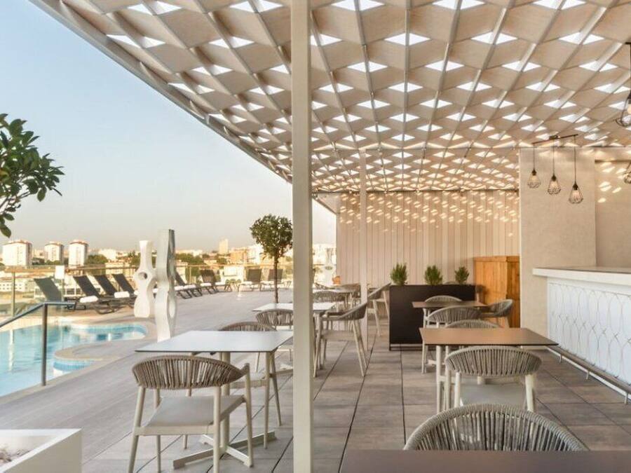 Una piscina al aire libre, tumbonas