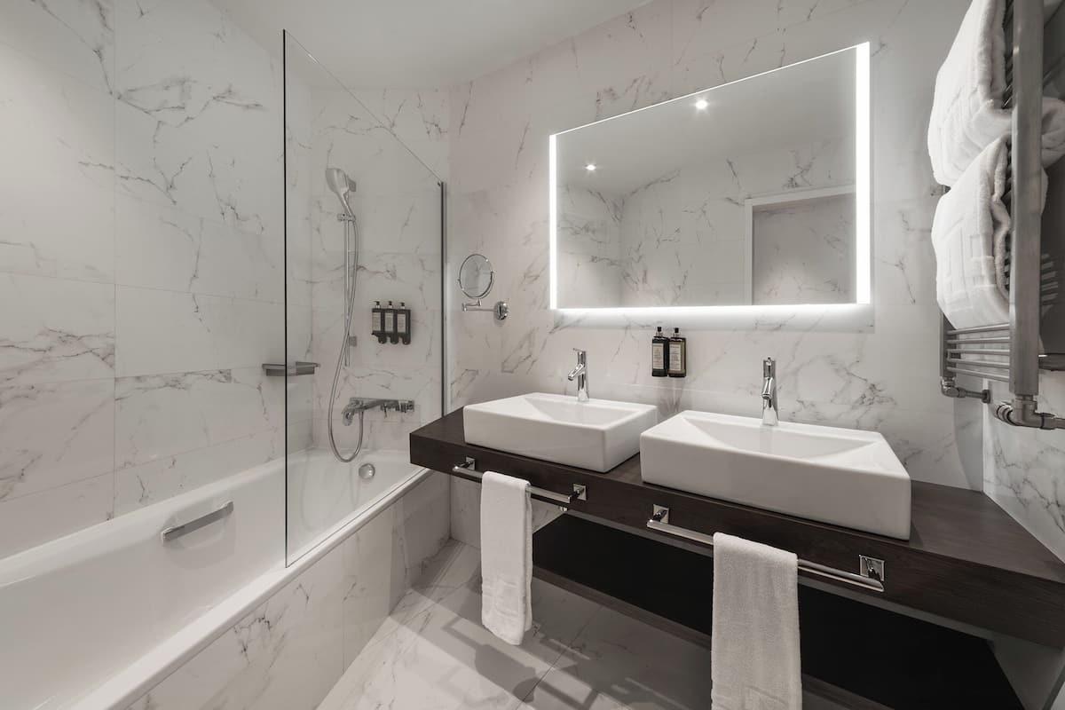 1 bedroom, hypo-allergenic bedding, minibar, desk