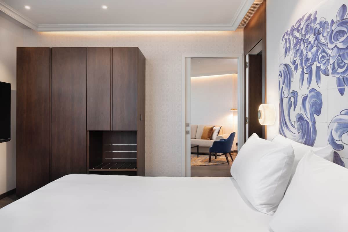 1 bedroom, hypo-allergenic bedding, minibar, desk