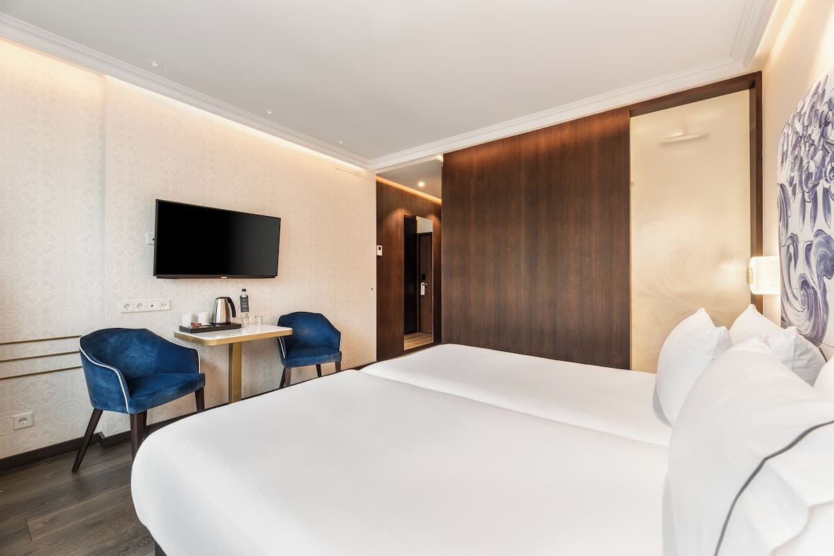 1 bedroom, hypo-allergenic bedding, minibar, desk