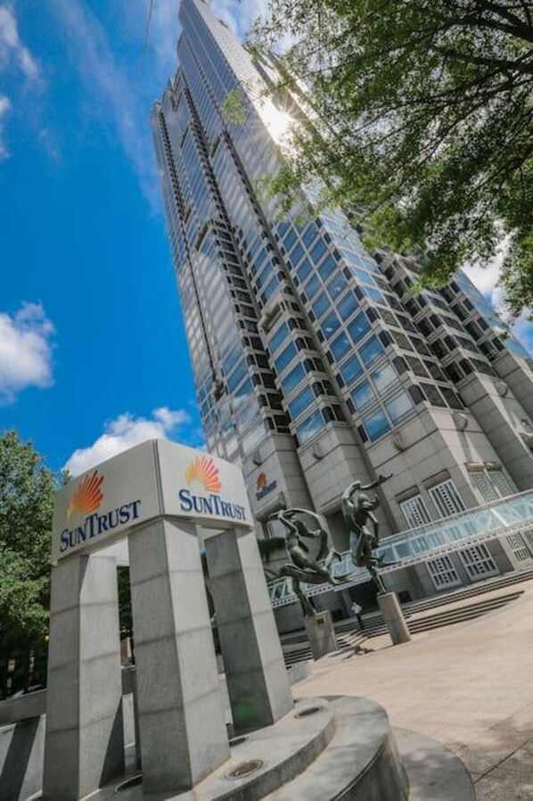 A tall building with a prominent SunTrust sign at its base.