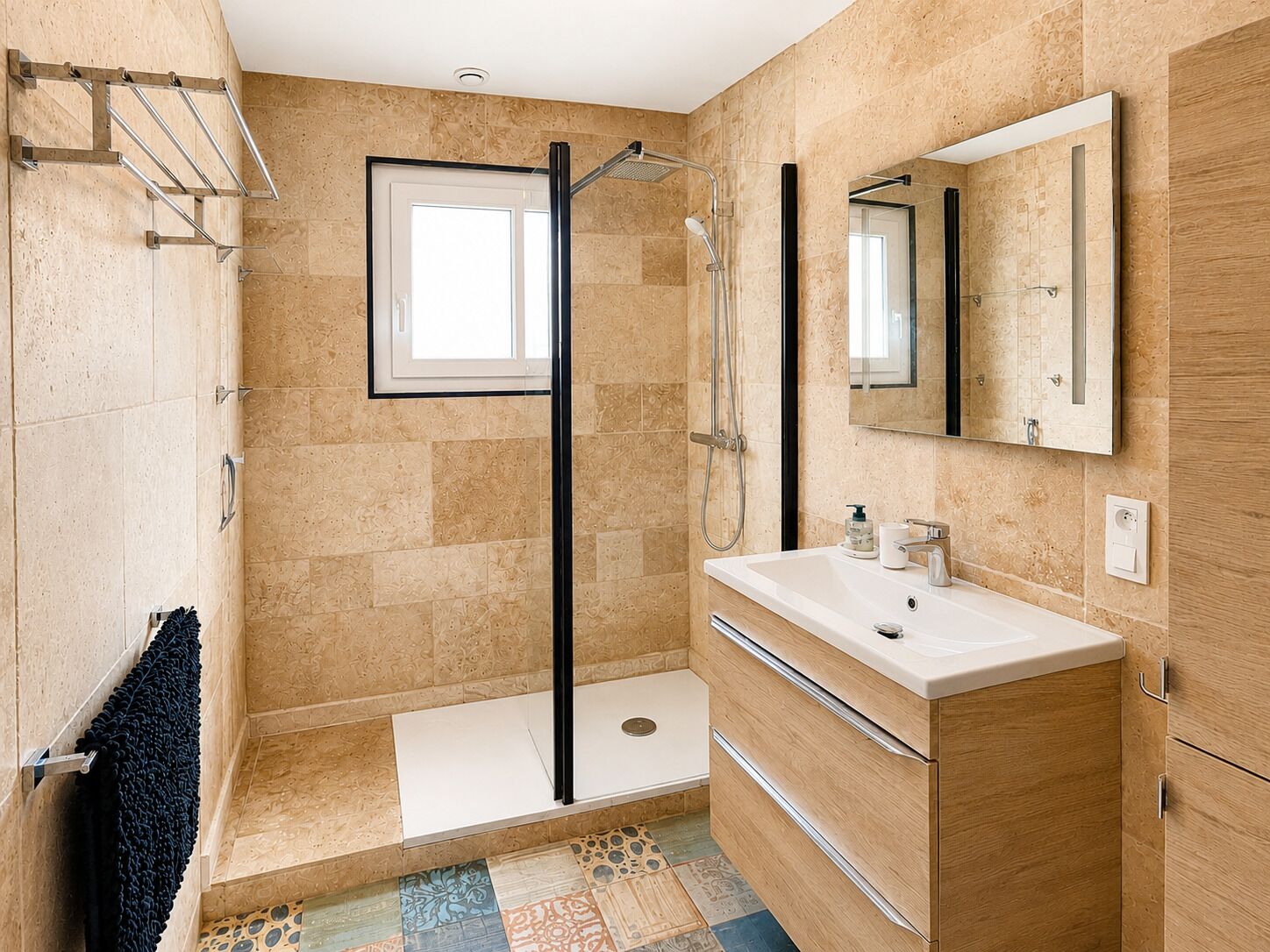 Een moderne badkamer met een inloopdouche, een grote spiegel en een houten wastafelmeubel.