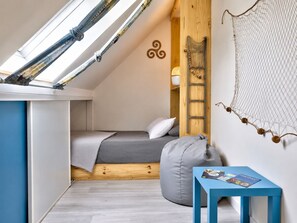 5 bedrooms, iron/ironing board, travel cot, WiFi