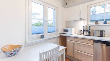 Frigorífico, microondas, horno y placa de cocina