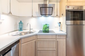 Kylskåp, mikrovågsugn, ugn och spishäll