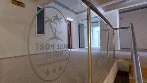 Un pasillo de hotel con un letrero que dice "SILVER PORT HOTEL" y un logotipo de palmera.