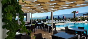 2 bars/lounges