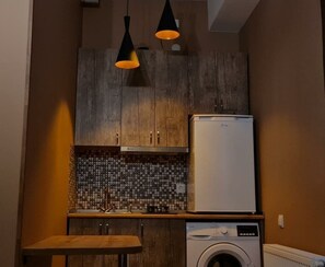 Kjøleskap, kokeplater og kjøkkenutstyr