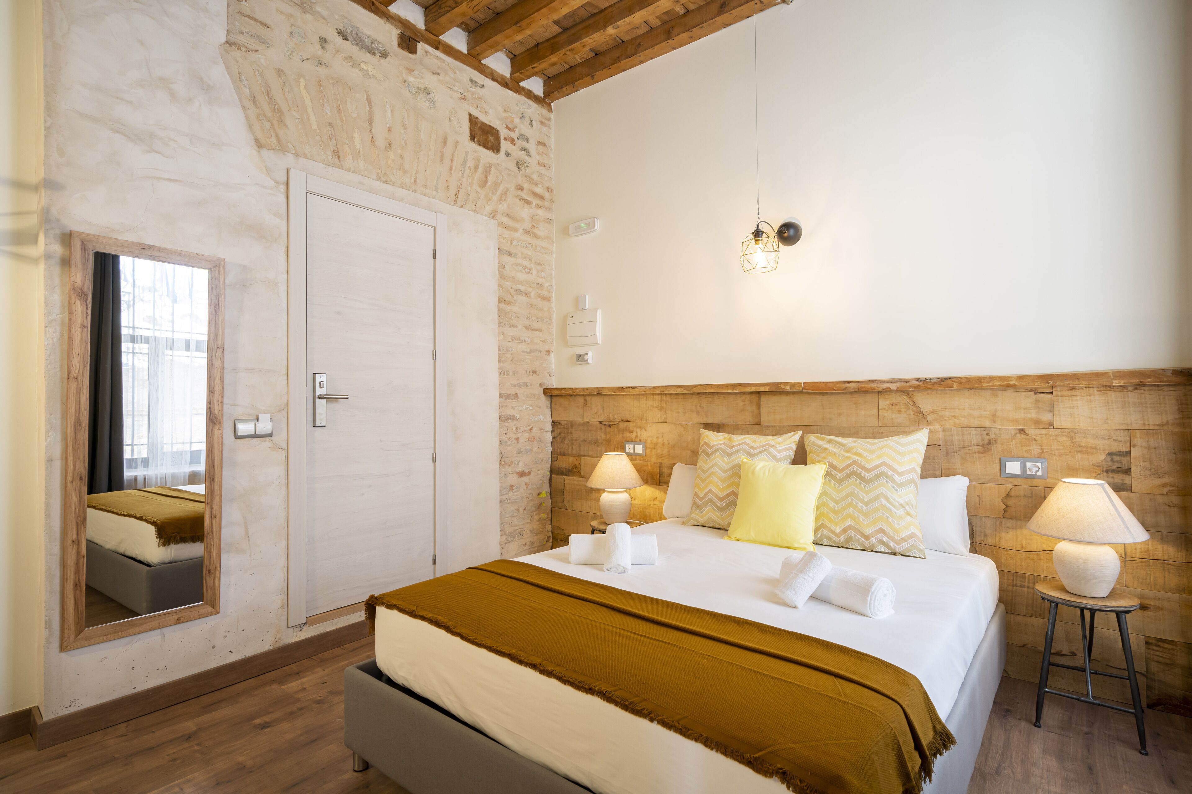 classic room | minibar, in-room safe, blackout curtains, bed sheets