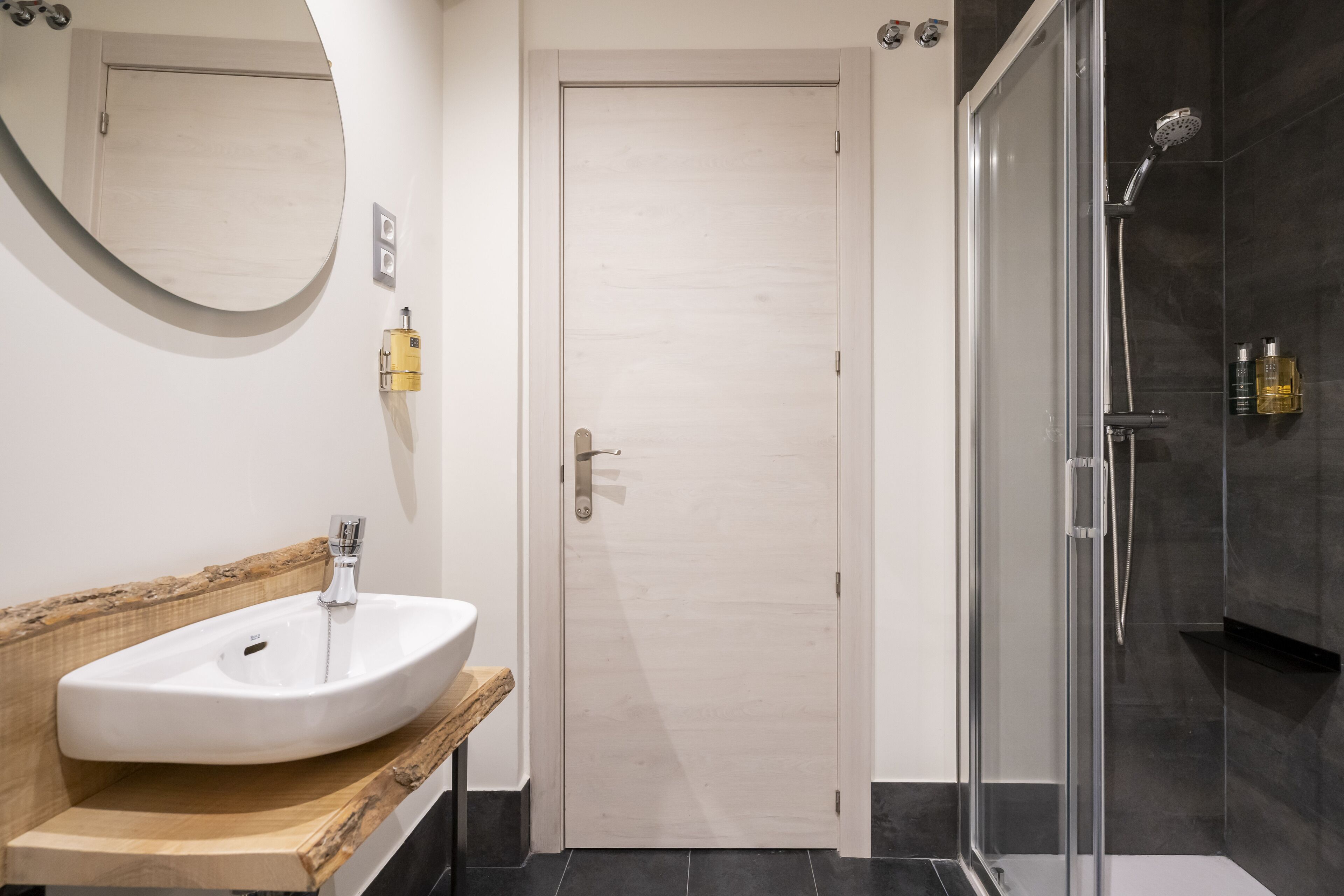 executive room | bathroom | shower, hair dryer, towels, soap