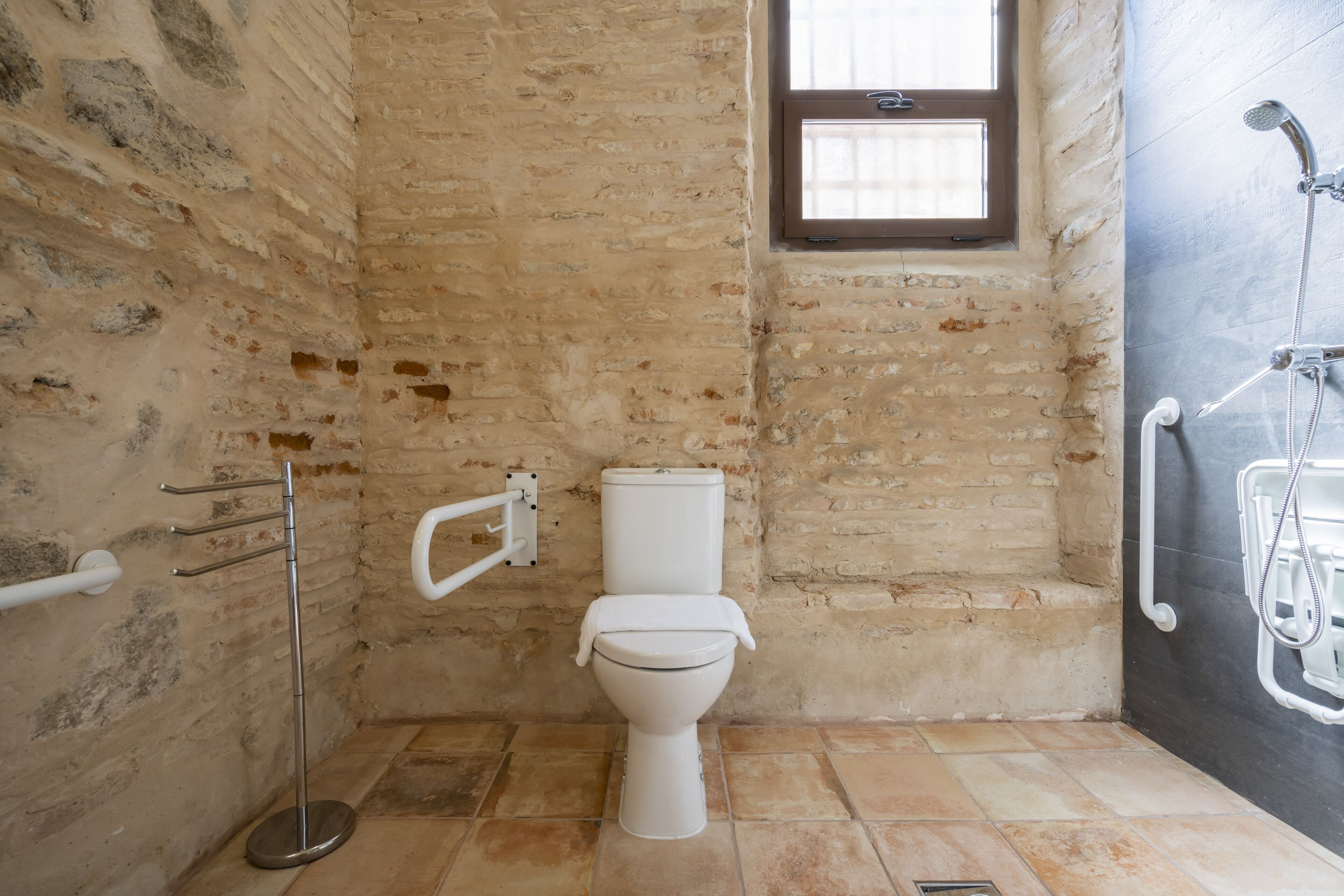 basic room, 1 queen bed, mobility accessible, air conditioning | bathroom | shower, hair dryer, towels, soap