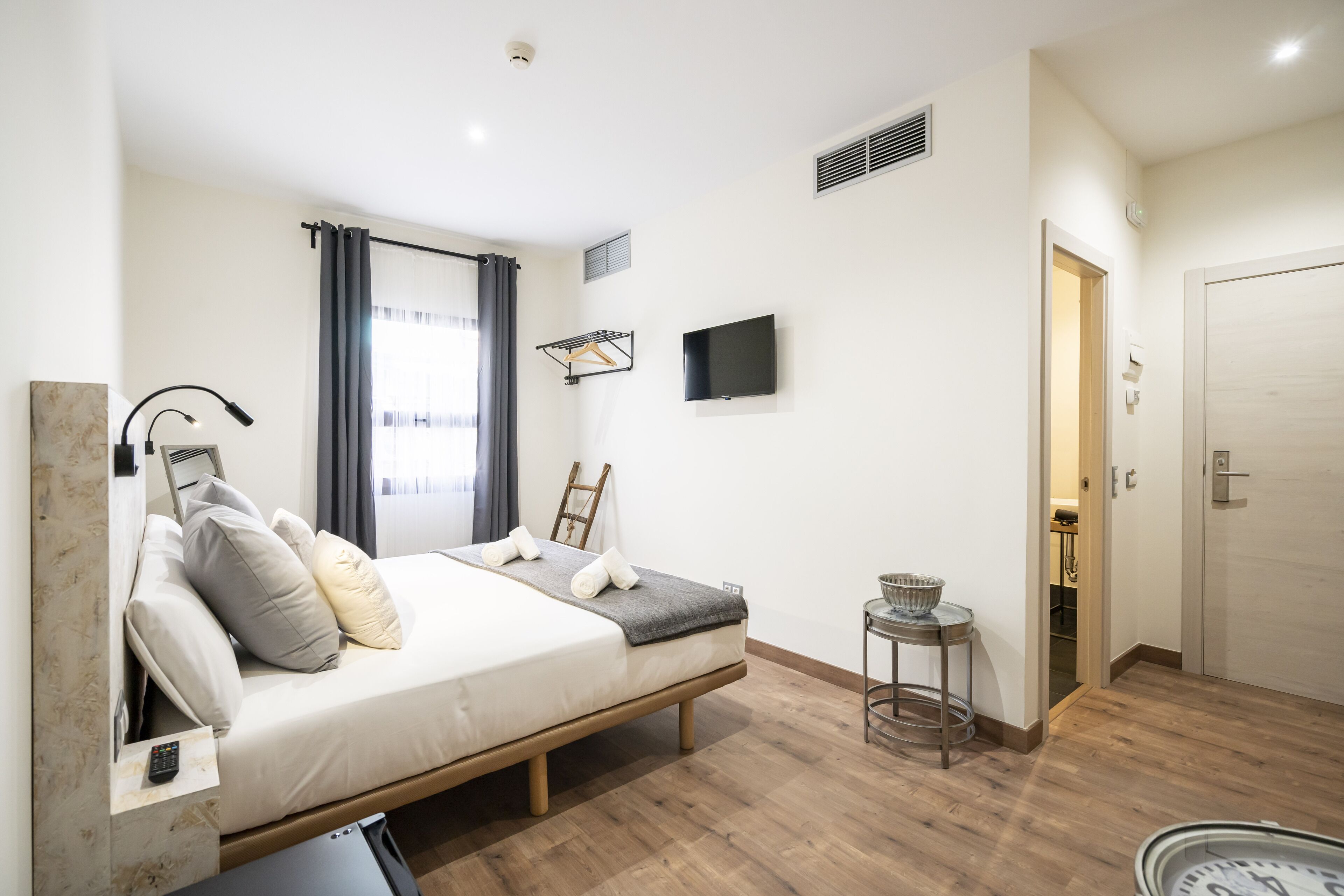 superior room | minibar, in-room safe, blackout curtains, bed sheets