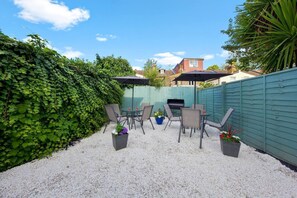 House | Garden - Home Away From Home With an Indoor Fireplace! (London)