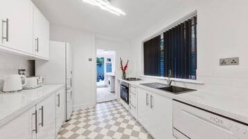 Casa | Cocina privada | Cafetera y tetera, refrigerador, microondas y horno
