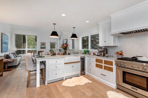 冷蔵庫、電子レンジ、オーブン、コンロ