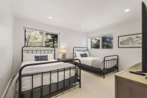 3 bedrooms, iron/ironing board, free WiFi, bed sheets