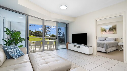 Blue C 401 - Beachfront Coolangatta - Min. 3 night stays!