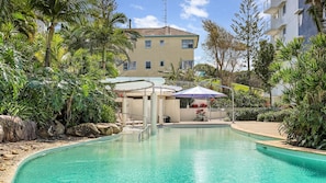 حمّام سباحة مُدفَّأ