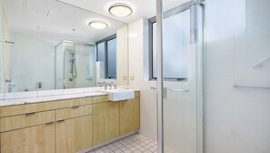 Bathtub, hair dryer - Blue C 401 - Beachfront Coolangatta - Min. 3 night stays! (Coolangatta)