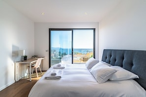 6 bedrooms, desk, iron/ironing board, free WiFi