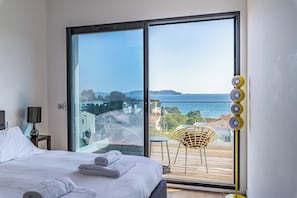 6 bedrooms, desk, iron/ironing board, free WiFi