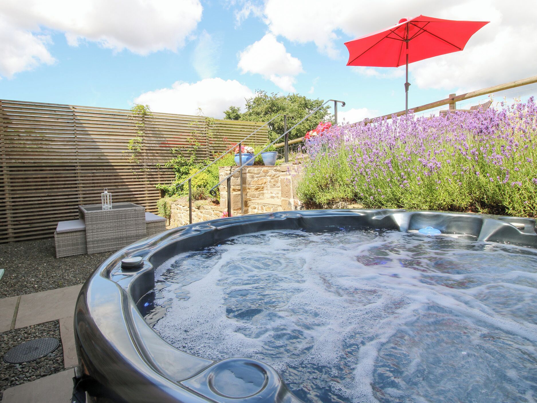 Cottage | Outdoor spa tub