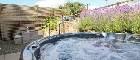 Cottage | Outdoor spa tub