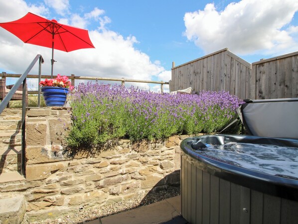 Cottage | Outdoor spa tub - Meadow Barn (Craven Arms)