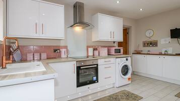Cottage | Private kitchen | Fridge, dishwasher, electric kettle, toaster
