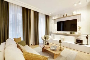 TV, offices - The Lander - Serviced 2BR/2BA - Champs Elysées (Paris)