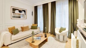 Un salon moderne avec un canapé, un fauteuil et une table basse.