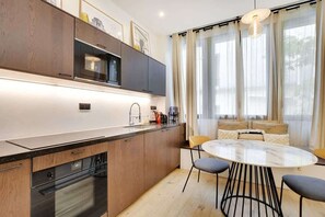 Kühlschrank, Mikrowelle, Ofen, Herdplatte