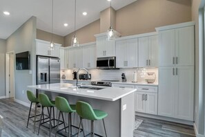 Een koelkast, een microgolfoven, een oven, een kookplaat