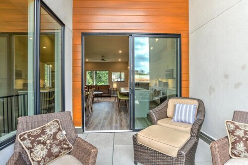 Chic Southside Three King Bedroom Townhome