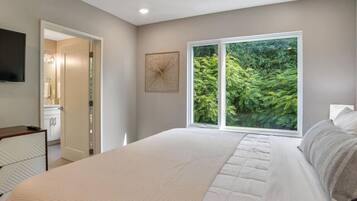 3 bedrooms, desk, iron/ironing board, WiFi