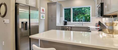 ثلاجة، ميكروويف، فرن، موقد طهي مسطح