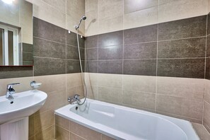 Duschwanne, Handtücher, Toilettenpapier