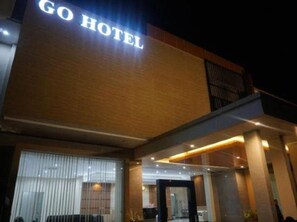 Ein Hotel Eingang mit einem auffälligen Schild, auf dem 'GO HOTEL' steht.