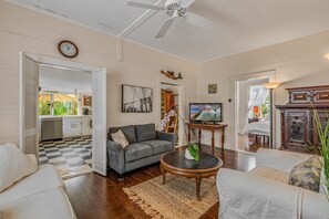 TV - BONITA EN ROSA ~ Charming 2 Bedroom, 1 Bathroom Home w/ Pool! (Key West)