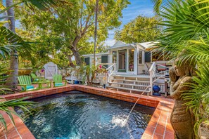 A heated pool - BONITA EN ROSA ~ Charming 2 Bedroom, 1 Bathroom Home w/ Pool! (Key West)