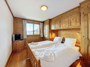 3 عدّة غرف نوم ومكواة/لوح كي وخدمة الإنترنت وملاءات أسرّة