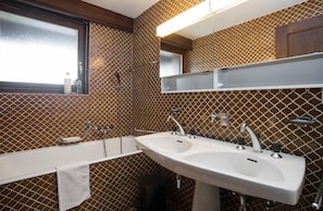 Hair dryer, towels - Living room with fireplace, kitchen bar with vitroceram, Nespresso coffeemachine and dishwasher, thr (Verbier)