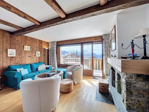 Living room with fireplace, kitchen bar with vitroceram, Nespresso coffeemachine and dishwasher, thr