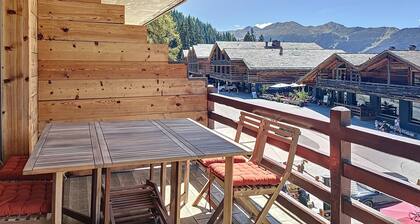 Wohnzimmer mit sofabett, offene Küche mit 3 Kochplatten und Nespresso Kaffeemachine, klein Geschirrs