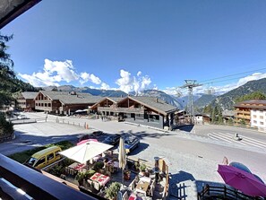 Property grounds - Living room with sofa bed, two beds in the entrance hall, open-plan kitchen with 2 hotplates and Nes (Verbier)