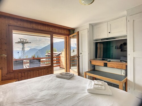 Wohnzimmer mit Bettcouch, zwei Betten im Vorraum, offene Küche mit 2 Kochplatten und Nespresso Kaffe