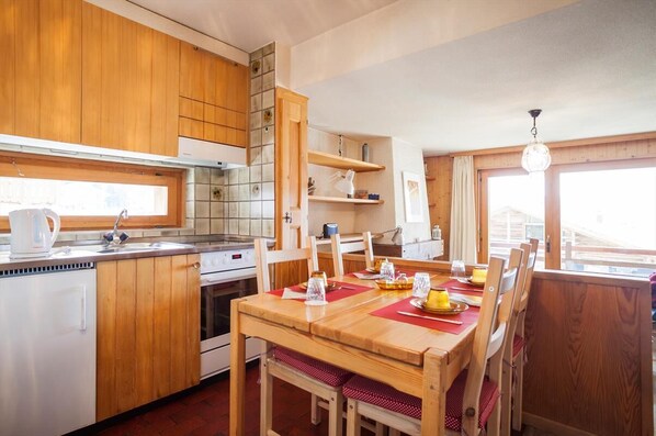 Fridge, oven, stovetop, cookware/dishes/utensils